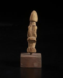 Dogon - Mali : Piccola scultura antropomorfa stilizzata.Legno a patina naturale.  - Asta Asta 422 | AFRICA, OCEANIA E AMERICHE - ARTIGIANATO AFRICANO: VARI COMMITTENTI E SELEZIONE DALLA COLLEZIONE BARTOLOMUCCI Online - Associazione Nazionale - Case d'Asta italiane