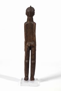 Lobi - Burkina Faso/Costa d'Avorio : Grande scultura antropomorfa Bateba.Legno duro a patina scura.  - Asta Asta 422 | AFRICA, OCEANIA E AMERICHE - ARTIGIANATO AFRICANO: VARI COMMITTENTI E SELEZIONE DALLA COLLEZIONE BARTOLOMUCCI Online - Associazione Nazionale - Case d'Asta italiane