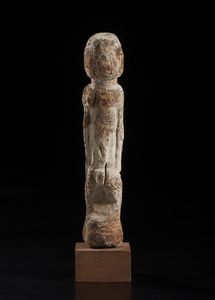 Lobi - Burkina Faso : Scultura antropomorfa stilizzata. Legno duro a patina naturale con tracce di caolino.  - Asta Asta 422 | AFRICA, OCEANIA E AMERICHE - ARTIGIANATO AFRICANO: VARI COMMITTENTI E SELEZIONE DALLA COLLEZIONE BARTOLOMUCCI Online - Associazione Nazionale - Case d'Asta italiane