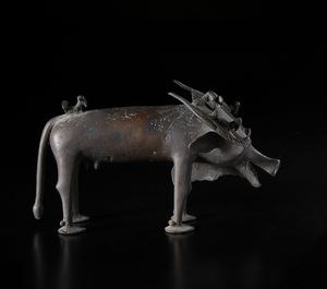 Artigianato africano : Scultura zoomorfa a forma di bufalo con uccelli. Lega di rame.  - Asta Asta 422 | AFRICA, OCEANIA E AMERICHE - ARTIGIANATO AFRICANO: VARI COMMITTENTI E SELEZIONE DALLA COLLEZIONE BARTOLOMUCCI Online - Associazione Nazionale - Case d'Asta italiane