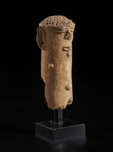 Bura Asinda, Niger : Scultura antropomorfa. Terracotta.  - Asta Asta 422 | AFRICA, OCEANIA E AMERICHE - ARTIGIANATO AFRICANO: VARI COMMITTENTI E SELEZIONE DALLA COLLEZIONE BARTOLOMUCCI Online - Associazione Nazionale - Case d'Asta italiane