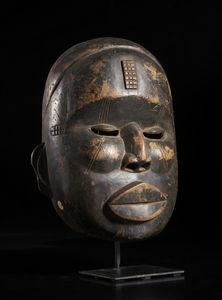 Ibibio, Nigeria - Maschera antropomorfa.Legno duro a patina nera.