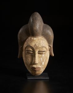 Punu - Gabon/Regione del fiume Ngouni - Maschera antropomorfa. Legno, pigmenti e caolino.