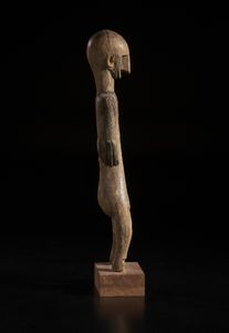 Bambara - Mali : Scultura antropomorfa maschile. Legno a patina naturale.  - Asta Asta 422 | AFRICA, OCEANIA E AMERICHE - ARTIGIANATO AFRICANO: VARI COMMITTENTI E SELEZIONE DALLA COLLEZIONE BARTOLOMUCCI Online - Associazione Nazionale - Case d'Asta italiane