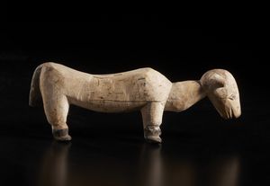 Ewe - Ghana - Scultura zoomorfa.Legno duro a patina naturale, caolino e pigmento nero.