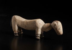 Ewe - Ghana : Scultura zoomorfa.Legno duro a patina naturale, caolino e pigmento nero.  - Asta Asta 422 | AFRICA, OCEANIA E AMERICHE - ARTIGIANATO AFRICANO: VARI COMMITTENTI E SELEZIONE DALLA COLLEZIONE BARTOLOMUCCI Online - Associazione Nazionale - Case d'Asta italiane