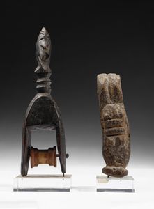 Dogon - Mali : Lotto composto da una puleggia da telaio con testa antropomorfa e da una piccola scultura antropomorfa stilizzata o Nommo, antenato primordiale, in piedi con le braccia alzate. Legno.  - Asta Asta 422 | AFRICA, OCEANIA E AMERICHE - ARTIGIANATO AFRICANO: VARI COMMITTENTI E SELEZIONE DALLA COLLEZIONE BARTOLOMUCCI Online - Associazione Nazionale - Case d'Asta italiane