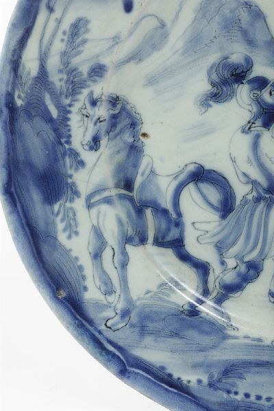 Grande piatto. <BR>Savona, fine del XVII - inizio del XVIII secolo.  - Asta Maioliche e Porcellane - Associazione Nazionale - Case d'Asta italiane
