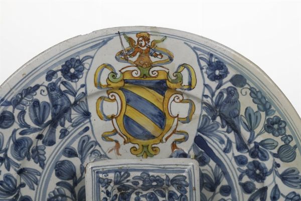 Piatto con saliera e stemma araldico.<BR>Deruta, prima metÃ  del XVII secolo.  - Asta Maioliche e Porcellane - Associazione Nazionale - Case d'Asta italiane