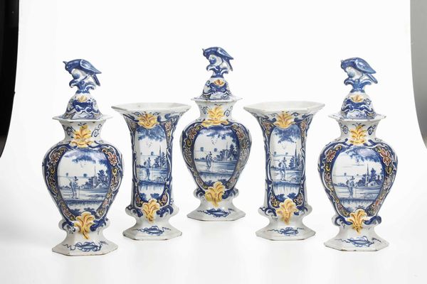 “Garniture” di cinque vasi.<BR>Olanda, Delft, Manifattura “De Drey Clocken”, 1725-1764.<BR>  - Asta Maioliche e Porcellane - Associazione Nazionale - Case d'Asta italiane