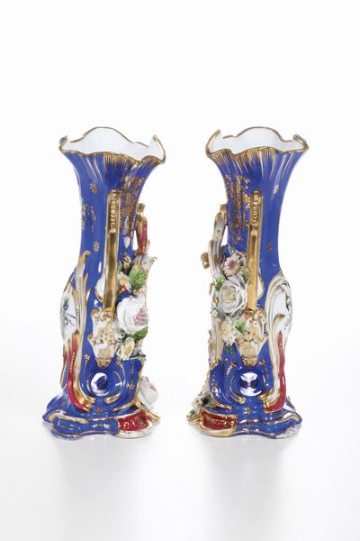 Coppia di vasi.<BR>Parigi (?), metà del XIX secolo.  - Asta Maioliche e Porcellane - Associazione Nazionale - Case d'Asta italiane