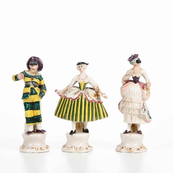 Tre figurine di personaggi della Commedia Dell'Arte.<BR>Veneto, XIX secolo.  - Asta Maioliche e Porcellane - Associazione Nazionale - Case d'Asta italiane