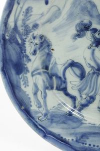 Grande piatto. <BR>Savona, fine del XVII - inizio del XVIII secolo.  - Asta Maioliche e Porcellane - Associazione Nazionale - Case d'Asta italiane