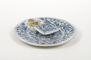 Piatto con saliera e stemma araldico.<BR>Deruta, prima metÃ  del XVII secolo.  - Asta Maioliche e Porcellane - Associazione Nazionale - Case d'Asta italiane