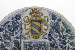 Piatto con saliera e stemma araldico.<BR>Deruta, prima metÃ  del XVII secolo.  - Asta Maioliche e Porcellane - Associazione Nazionale - Case d'Asta italiane