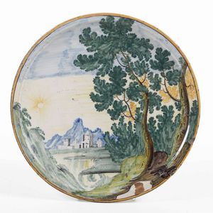 Alzatina.<BR>Castelli, XVIII secolo (?).<BR>  - Asta Maioliche e Porcellane - Associazione Nazionale - Case d'Asta italiane