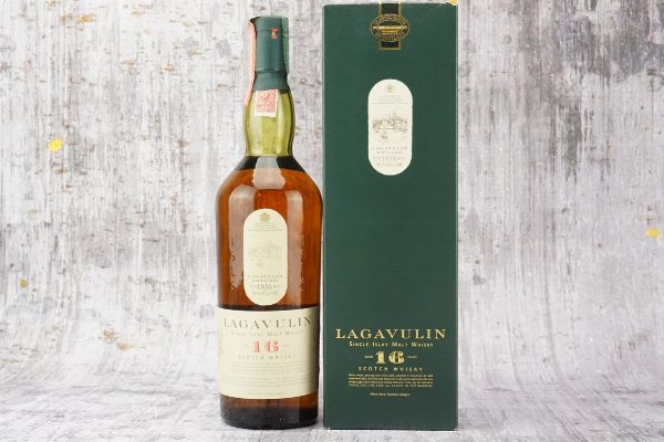 Lagavulin  - Asta September Spirits - Whisky, Whiskey e Bourbon da Collezione - Associazione Nazionale - Case d'Asta italiane