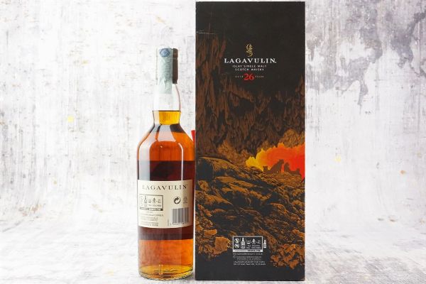 Lagavulin  - Asta September Spirits - Whisky, Whiskey e Bourbon da Collezione - Associazione Nazionale - Case d'Asta italiane