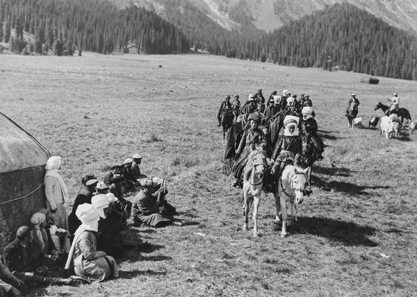 Max Vladimirovitch Alpert : Donne Kirghise a cavallo  - Asta Fotografia - Associazione Nazionale - Case d'Asta italiane