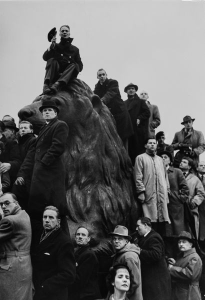 Henri Cartier-Bresson : Trafalgar Square, Funerailles de George VI  - Asta Fotografia - Associazione Nazionale - Case d'Asta italiane