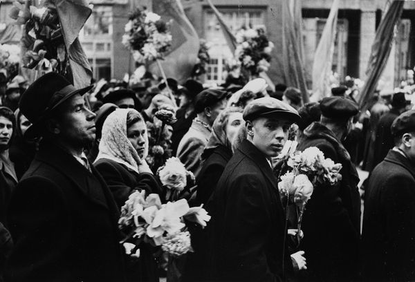 Elliott Erwitt : Senza titolo (Mosca)  - Asta Fotografia - Associazione Nazionale - Case d'Asta italiane