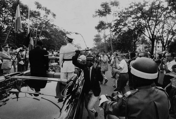 Robert Lebeck : Leopoldville, Re Baldovino del Belgio disarmato da un congolese, 30 giugno  - Asta Fotografia - Associazione Nazionale - Case d'Asta italiane