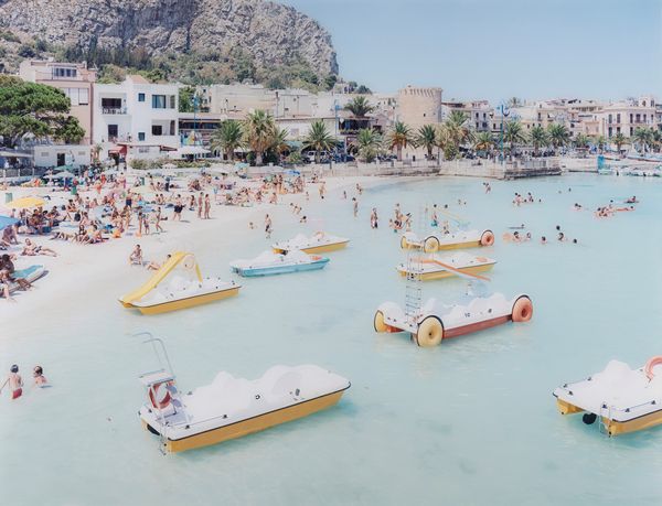 Massimo Vitali : Mondello Paddle Boats - 2783  - Asta Fotografia - Associazione Nazionale - Case d'Asta italiane