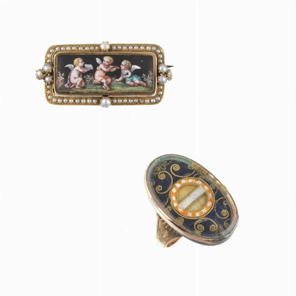 ANELLO E SPILLA CON SCENA FIGURATA  - Asta Gioielli  - Associazione Nazionale - Case d'Asta italiane