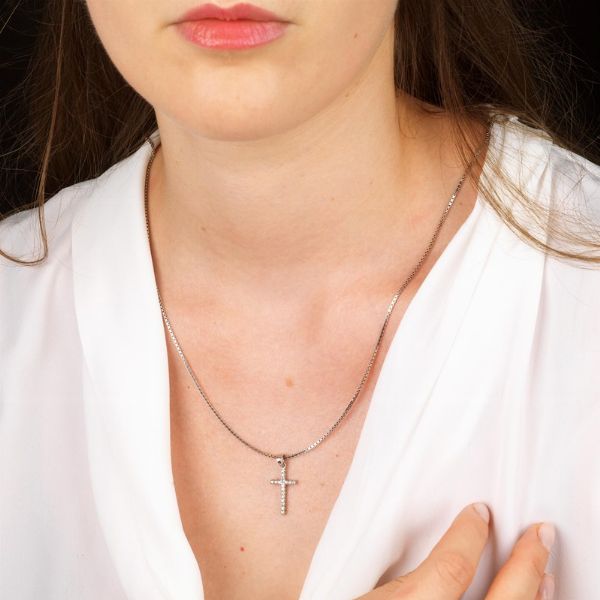 COLLANA CON PENDENTE A FORMA DI CROCE  - Asta Gioielli  - Associazione Nazionale - Case d'Asta italiane