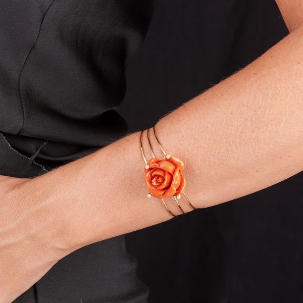 BRACCIALE RIGIDO CON ROSA DI CORALLO  - Asta Gioielli  - Associazione Nazionale - Case d'Asta italiane