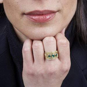 ANELLO A FASCIA CON SMERALDI E DIAMANTI  - Asta Gioielli  - Associazione Nazionale - Case d'Asta italiane