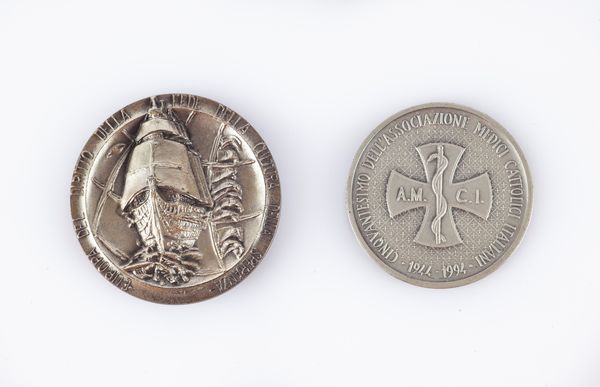 2 medaglie in argento 800/000: Europa e Natale di Roma 1973-2726 e 50 dell'Associazione Medici Cattolici italiani  - Asta Numismatica - Associazione Nazionale - Case d'Asta italiane