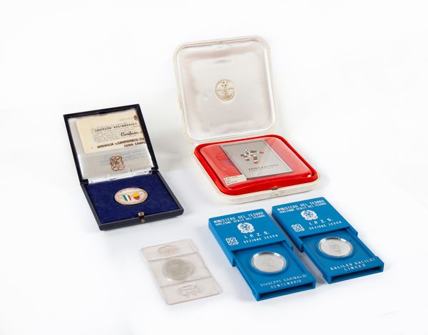 Lotto monete FDC della Repubblica Italiana: 500 Lire Galileo Galilei Linceo 1982, 500 Lire Centenario della morte di Giuseppe Garibaldi 1982, 500 Lire Campionati di calcio Messico 1986, Medaglia IPZS A.S. Roma Campione Campione d'Italia 1982-83 e Lingotto Italia '90  - Asta Numismatica - Associazione Nazionale - Case d'Asta italiane