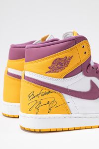 Michael Jordan : Jordan 1 Retro High OG Brotherhood autografate da Michael Jordan  - Asta Pop Culture / Memorabilia e Card - Associazione Nazionale - Case d'Asta italiane