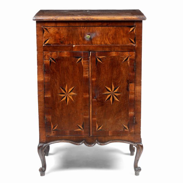 Piccola credenza intarsiata a due ante. XIX secolo  - Asta Antiquariato e dipinti - Associazione Nazionale - Case d'Asta italiane