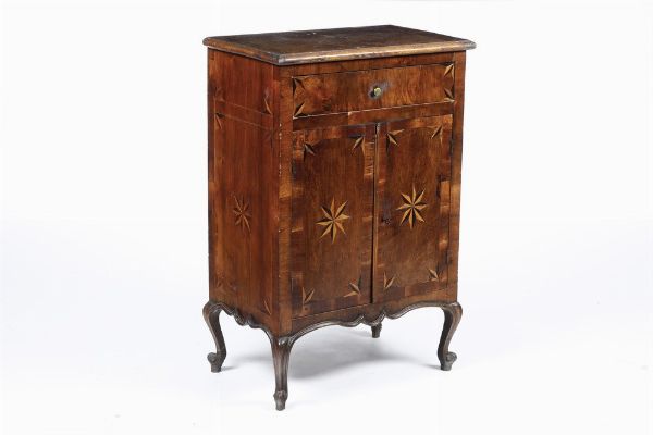 Piccola credenza intarsiata a due ante. XIX secolo  - Asta Antiquariato e dipinti - Associazione Nazionale - Case d'Asta italiane