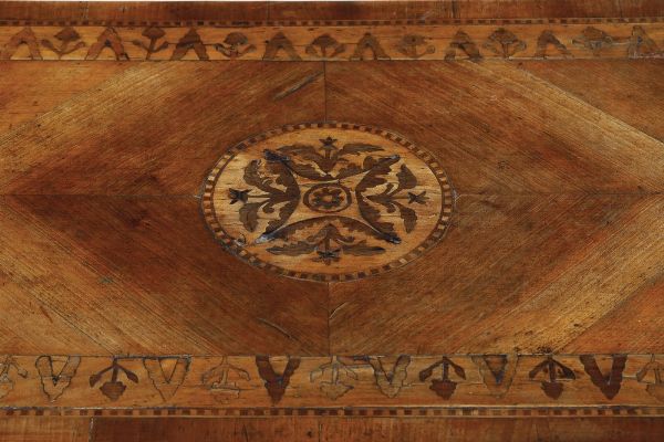 Tavolino in legno lastronato ed intarsiato. XIX secolo  - Asta Antiquariato e dipinti - Associazione Nazionale - Case d'Asta italiane