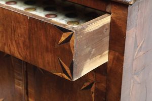 Piccola credenza intarsiata a due ante. XIX secolo  - Asta Antiquariato e dipinti - Associazione Nazionale - Case d'Asta italiane