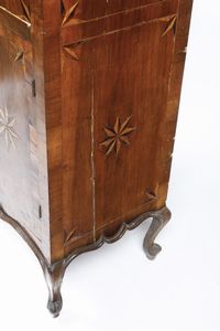 Piccola credenza intarsiata a due ante. XIX secolo  - Asta Antiquariato e dipinti - Associazione Nazionale - Case d'Asta italiane