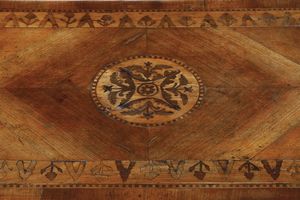 Tavolino in legno lastronato ed intarsiato. XIX secolo  - Asta Antiquariato e dipinti - Associazione Nazionale - Case d'Asta italiane