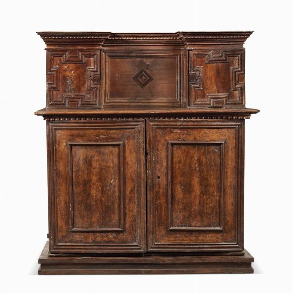 CREDENZA DA SACRESTIA, ITALIA SETTENTRIONALE, SECOLO XVII  - Asta MOBILI E OGGETTI D'ARTE DA COLLEZIONI PRIVATE - Associazione Nazionale - Case d'Asta italiane