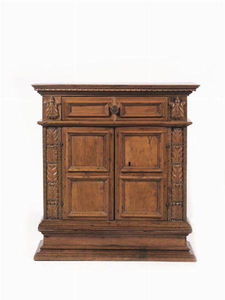 PICCOLA CREDENZA, ITALIA CENTRALE, INIZI SECOLO XVII  - Asta MOBILI E OGGETTI D'ARTE DA COLLEZIONI PRIVATE - Associazione Nazionale - Case d'Asta italiane