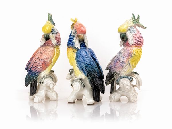 Tre grandi figure di pappagallo cacatua in porcellana policroma, XX secolo  - Asta Antiquariato - Mobili, Sculture e Oggetti d'Arte - Associazione Nazionale - Case d'Asta italiane