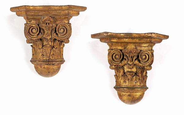 Coppia di mensole in legno intagliato e dorato a forma di capitello, XIX secolo  - Asta Antiquariato - Mobili, Sculture e Oggetti d'Arte - Associazione Nazionale - Case d'Asta italiane