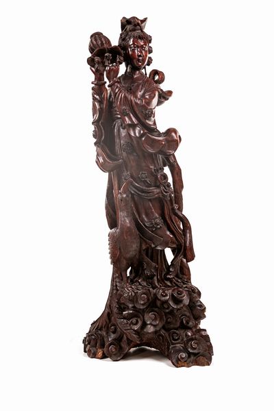 Grande figura di guanyin in legno scuro, Cina, dinastia Qing, XIX secolo  - Asta Antiquariato - Mobili, Sculture e Oggetti d'Arte - Associazione Nazionale - Case d'Asta italiane