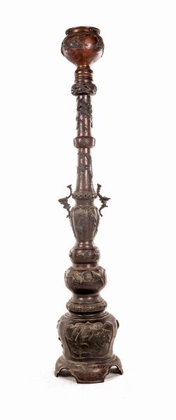 Lampada in bronzo, Giappone, XIX secolo  - Asta Antiquariato - Mobili, Sculture e Oggetti d'Arte - Associazione Nazionale - Case d'Asta italiane