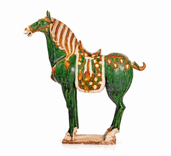 Grande cavallo bardato in terracotta invetriata a tre colori, Cina, fine dinastia Qing  - Asta Antiquariato - Mobili, Sculture e Oggetti d'Arte - Associazione Nazionale - Case d'Asta italiane