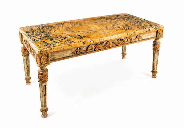 Tavolino basso in legno dipinto e dorato con piano lastronato in marmo giallo  - Asta Antiquariato - Mobili, Sculture e Oggetti d'Arte - Associazione Nazionale - Case d'Asta italiane