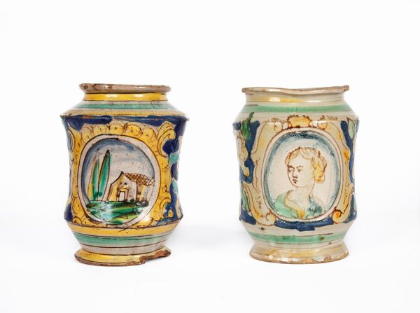 Due albarelli in maiolica policroma, Italia meridionale  - Asta Antiquariato - Mobili, Sculture e Oggetti d'Arte - Associazione Nazionale - Case d'Asta italiane