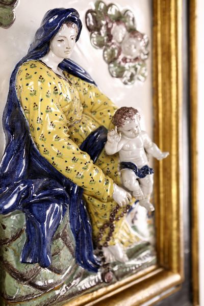 Altorilievo in maiolica policroma raffigurante Madonna del Rosario col Bambino, Ginori, manifattura di Doccia, prima metà del XVIII secolo  - Asta Antiquariato - Mobili, Sculture e Oggetti d'Arte - Associazione Nazionale - Case d'Asta italiane